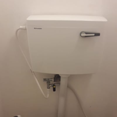 ניאגרה לבנה עם צינור ומנגנון פלסטיק