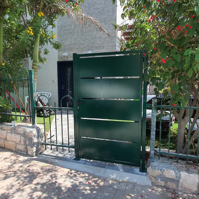 שער מתכת ירוק עם מסגרת וגדרות