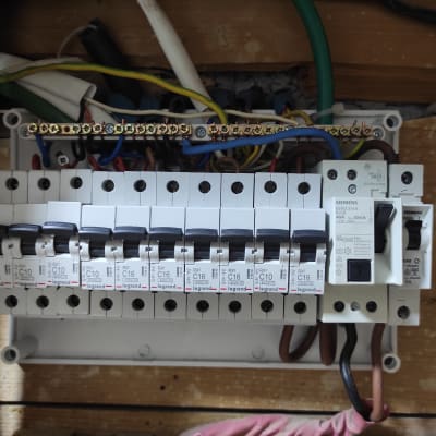 לוח חשמל עם מפסקים וחוטי חשמל צבעוניים