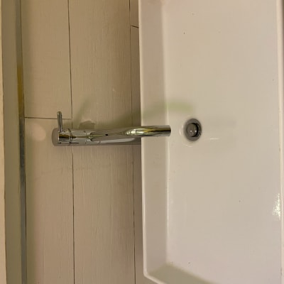 כיור לבן עם ברז כרום מבריק