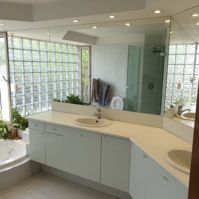 קיר זכוכית חצי שקוף בחדר אמבטיה מואר