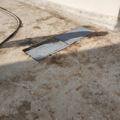 יריעות איטום מונחות על גג בטון