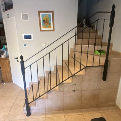 מסגרת תמונה תלויה על קיר ליד מדרגות