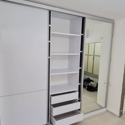 ארון בגדים עם מדפים ומגירות פתוחות