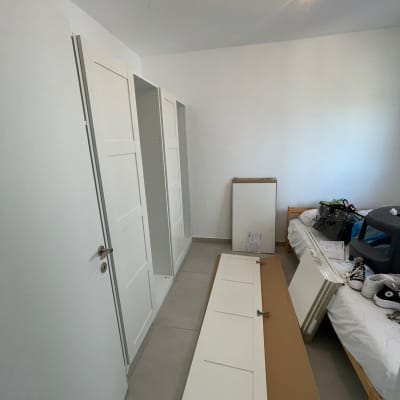 דלתות ארון מונחות על הרצפה להרכבה