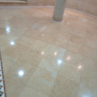 רצפה מבריקה ונקייה עם אריחי שיש מוארים