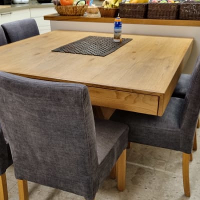 שולחן עץ עם כיסאות מרופדים באפור