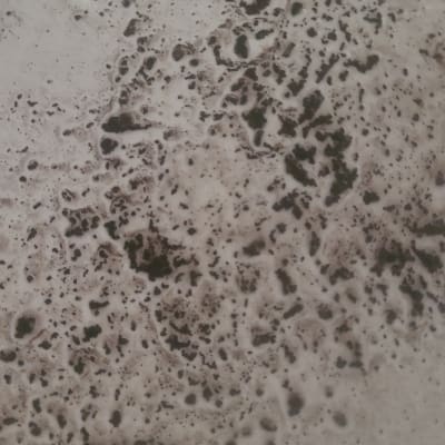 משטח עם כתמים כהים וכתמים בהירים