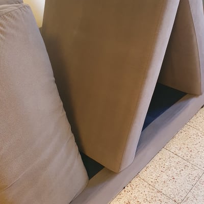 כריות ספה חומות מונחות לניקוי