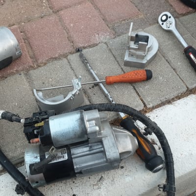 כלי עבודה וחלקי רכב על מדרכה