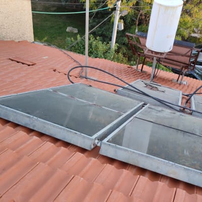 קולטי שמש על גג רעפים אדום עם דוד מים לבן