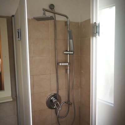 מקלחת עם ראש מקלחת ומערכת ברזים