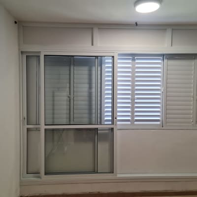 חלון אלומיניום עם תריסים לבנים