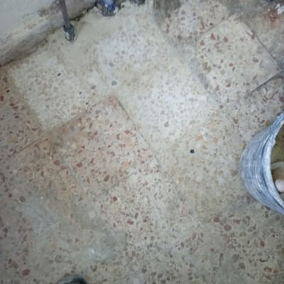 צינורות מים על רצפה עם אריחים