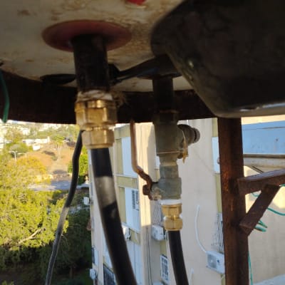 צינורות ומחברים מתכתיים מתחת לדוד שמש