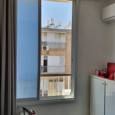 חלון אלומיניום עם מסגרת מתכתית