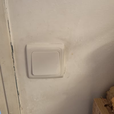 מתג חשמל לבן על קיר לבן