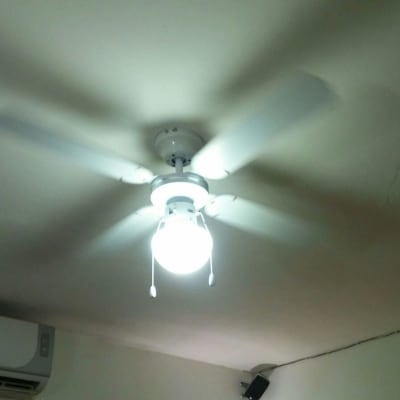 מאוורר תקרה עם מנורה דולקת