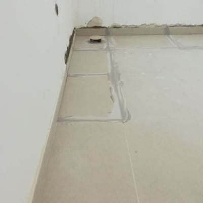 צינור ביוב ברצפה עם מכסה עגול