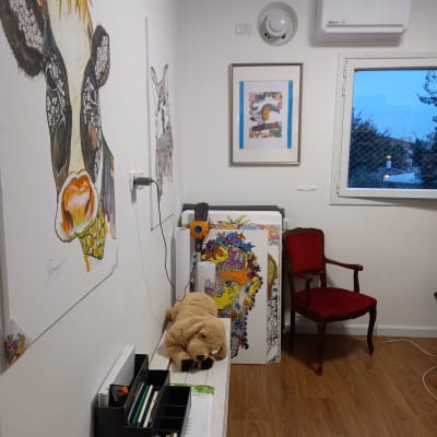 ארגונית שחורה עם מחברות וכלי כתיבה על שולחן לבן