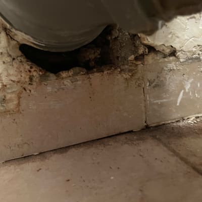 צינור מים עם נזילה בקיר מתפורר