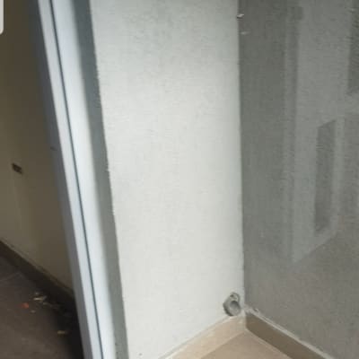 דלת זכוכית עם מסגרת לבנה על רצפה בהירה