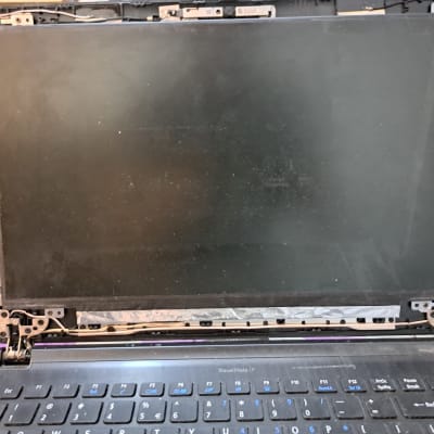 מסך מחשב נייד מפורק עם מקלדת גלויה