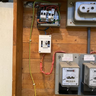 לוח חשמל עם חוטים צבעוניים ומפסקים