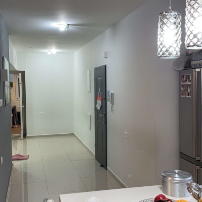 מנורות תלויות ותאורה בתקרה במסדרון