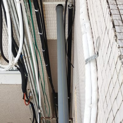 צינורות וכבלים על תקרת גג מרוצפת