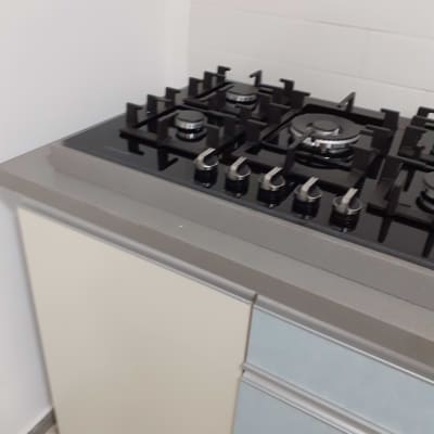 משטח שיש אפור ליד כיריים שחורות