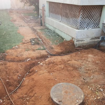 חפירת תעלות עם כבלים חשמליים בחצר