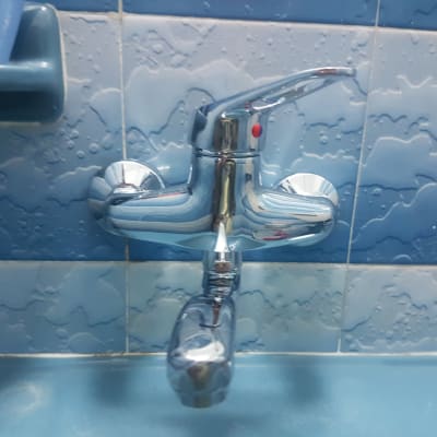 ברז כרום על רקע אריחים כחולים