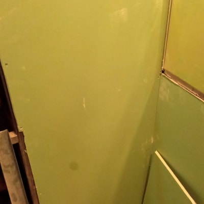 לוחות גבס ירוקים מותקנים על קיר