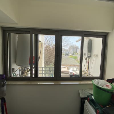 חלון אלומיניום עם מסגרת אפורה