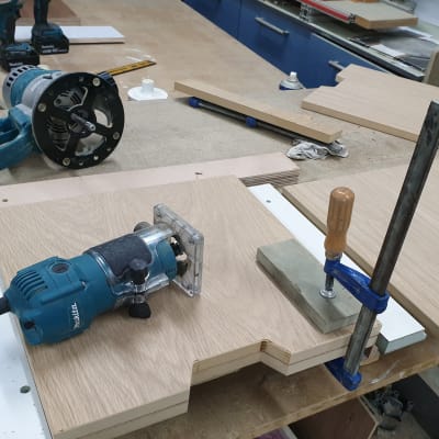 כלי עבודה נגרות, מקדחה ומלחציים על שולחן עבודה