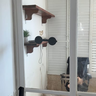 זכוכית עם השתקפות של מדף וחפצים