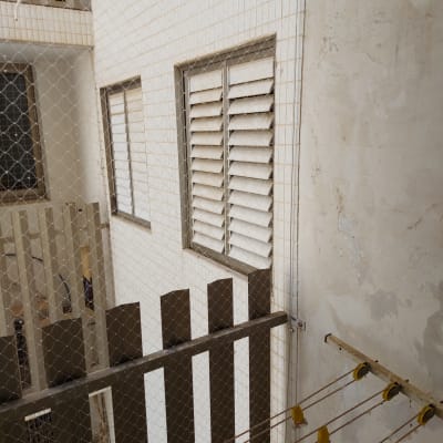 רשת למניעת כניסת יונים על חלון בניין