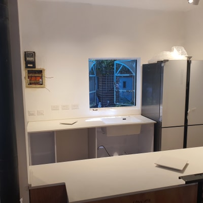 משטח שיש לבן במטבח עם כיור מובנה