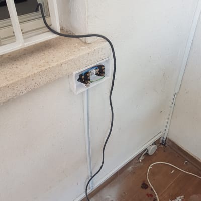 תיבת חיבורים חשמלית פתוחה עם חוטים חשופים