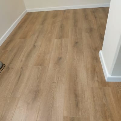 רצפת פרקט עץ חום עם פנלים לבנים