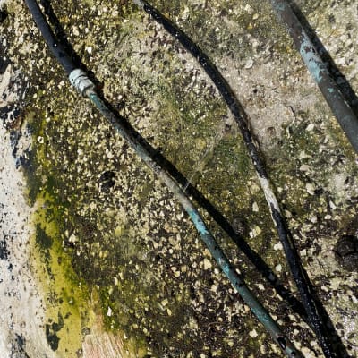 צינורות מים עם חיבורים על קרקע לחה