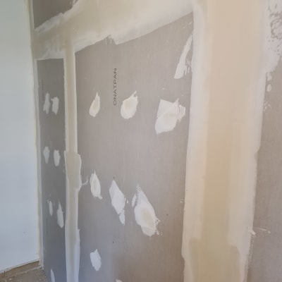 קיר גבס עם תיקוני שפכטל לבנים