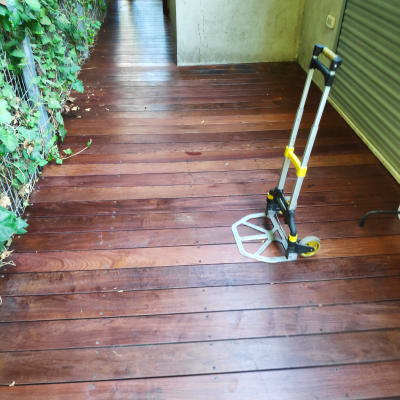 משטח עץ עם עגלת יד על גלגלים