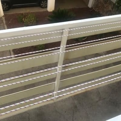 מעקה עם חבלים צבעוניים קשורים