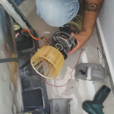 אדם מחזיק מנוע חשמלי עם חוטים צבעוניים