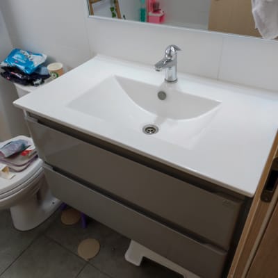 כיור אמבטיה עם ברז כרום ומגירות אחסון