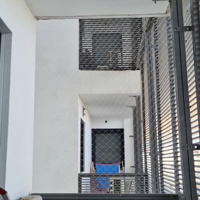 רשת מתכת מותקנת למניעת כניסת יונים במרפסת