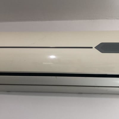 מזגן קיר לבן עם כבל חשמל מחובר