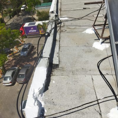 איטום גג עם חומר לבן וכבלים חשמליים